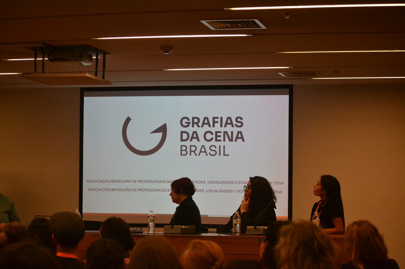 Panel con logo de Grafias da Cena Brasil en pantalla
